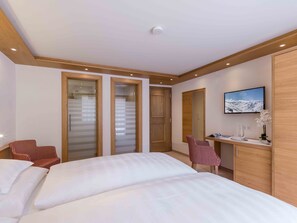 标准双人房 | 高档床上用品、客房内保险箱、办公桌、隔音