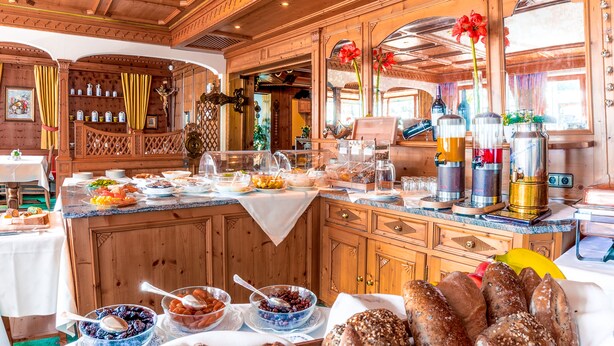 Un bufé de desayuno con diversas opciones de comida y una estación de café.