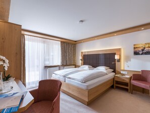 Standaard tweepersoonskamer | Luxe beddengoed, een kluis op de kamer, een bureau, geluiddichte muren