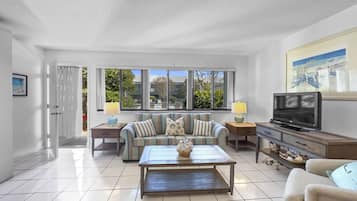 Studio | Living area | TV, DVD player