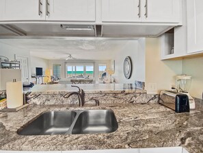 Townhome, 2 Bedrooms | Private kitchen | Fridge, microwave, oven, coffee/tea maker