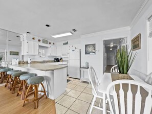 Condo, 1 Bedroom | Private kitchen | Microwave, oven, coffee/tea maker