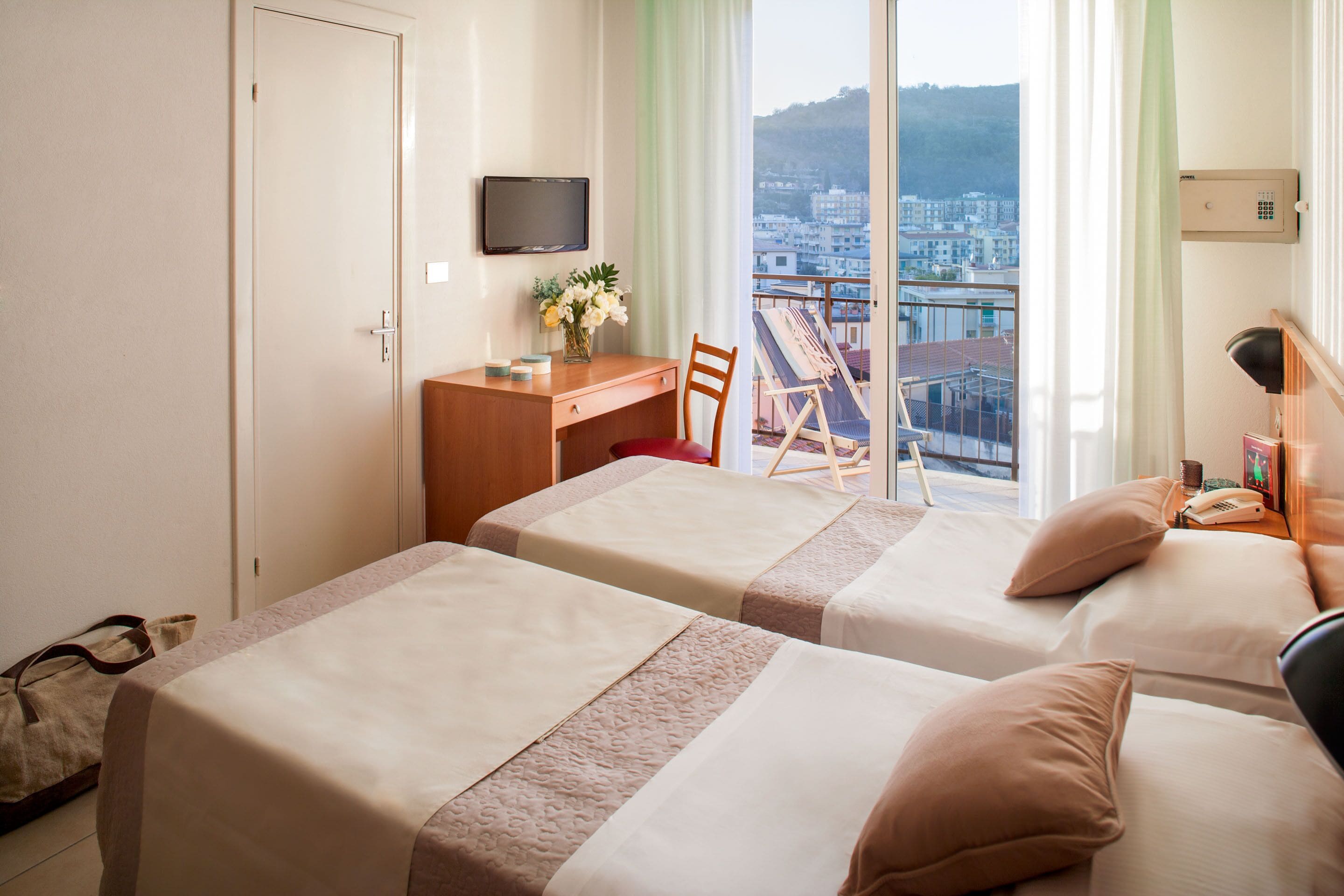 standard twin room, balcony | in-room safe, free wifi, bed sheets