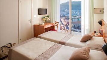 Standard-Zweibettzimmer, Balkon | 1 Schlafzimmer, Zimmersafe, kostenloses WLAN, Bettwäsche