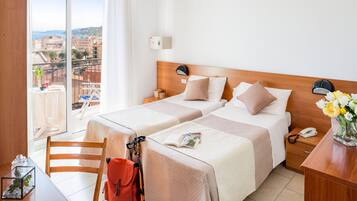 Camera Standard con 2 letti singoli, vista mare parziale | Servizio della camera