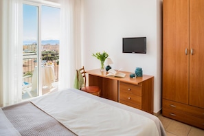 In-room safe, free WiFi, bed sheets - Hotel Europa (Finale Ligure)