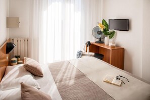 In-room safe, free WiFi, bed sheets - Hotel Europa (Finale Ligure)