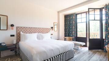 Luxe beddengoed, een minibar, een kluis op de kamer, een bureau