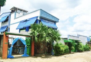 A hotel with a blue awning and a sign that reads "HOTEL DE LA RENARDIERE." - Hôtel La Renardière (Douala)