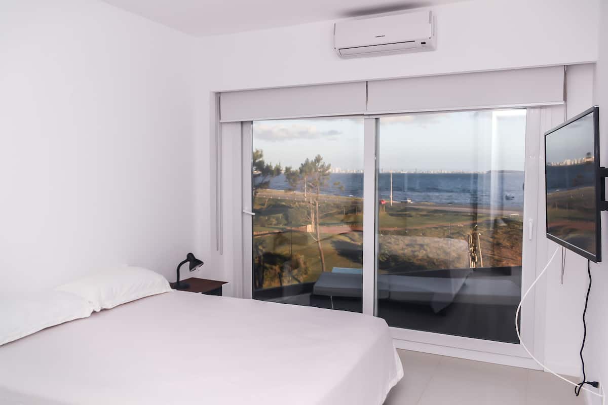 1 yatak odası, odada kasa, masa, ses yalıtımı