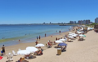 Ubicación cercana a la playa y arena blanca