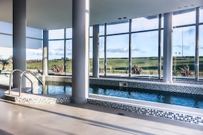 Una piscina techada, una piscina al aire libre