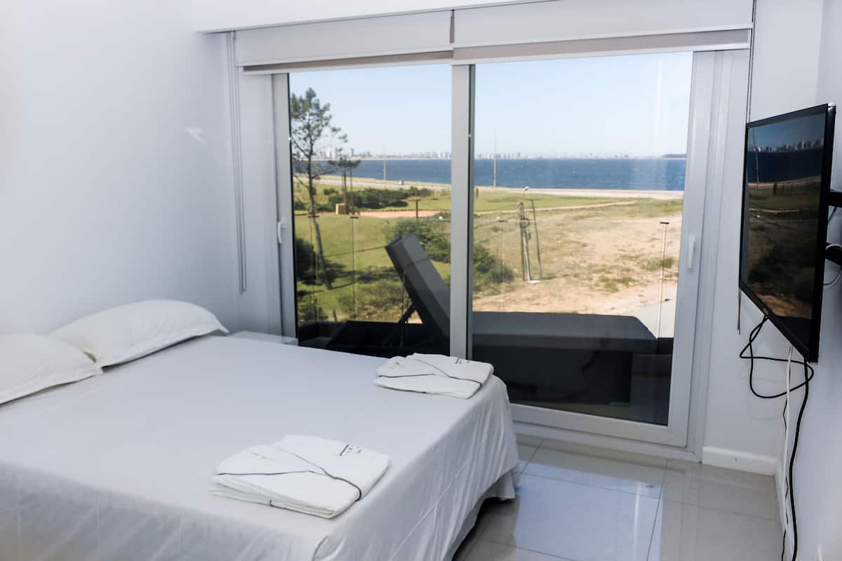 1 yatak odası, odada kasa, masa, ses yalıtımı