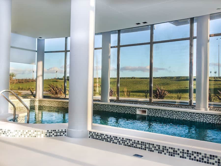 Innendørsbasseng og utendørsbasseng