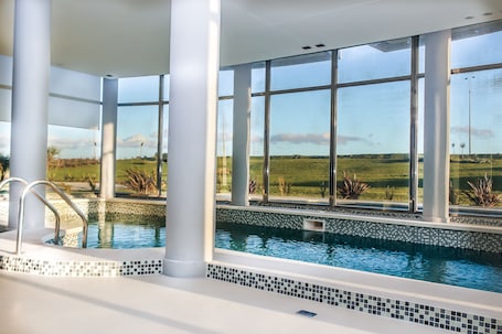Una piscina cubierta, una piscina al aire libre. Azure Towers