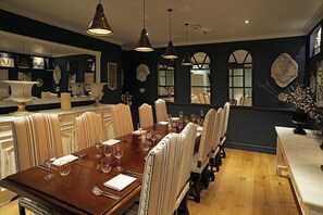 ランチ、ディナーに営業 (イギリス料理)