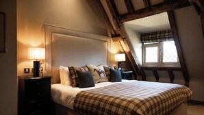 Ein Schlafzimmer mit einem großen Bett, zwei Nachttischen und einem Fenster mit Blick.