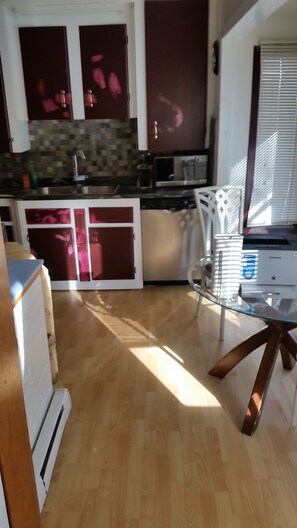 冷蔵庫、電子レンジ、コーヒー / ティーメーカー