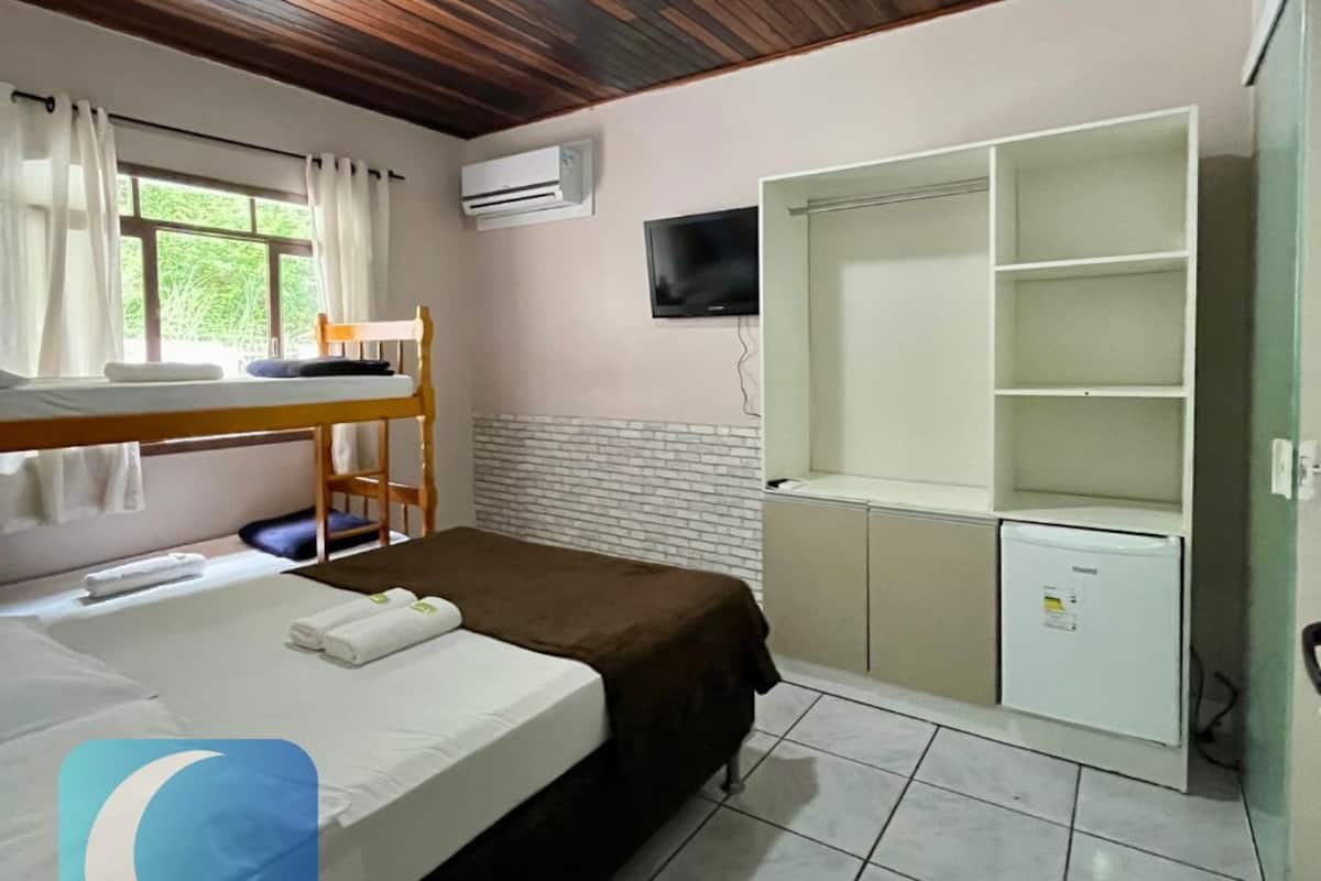 Familie vierpersoonskamer, 1 slaapkamer | 1 slaapkamer, een minibar, een strijkplank/strijkijzer, gratis wifi