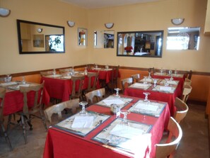 S'hi serveixen dinars i sopars 