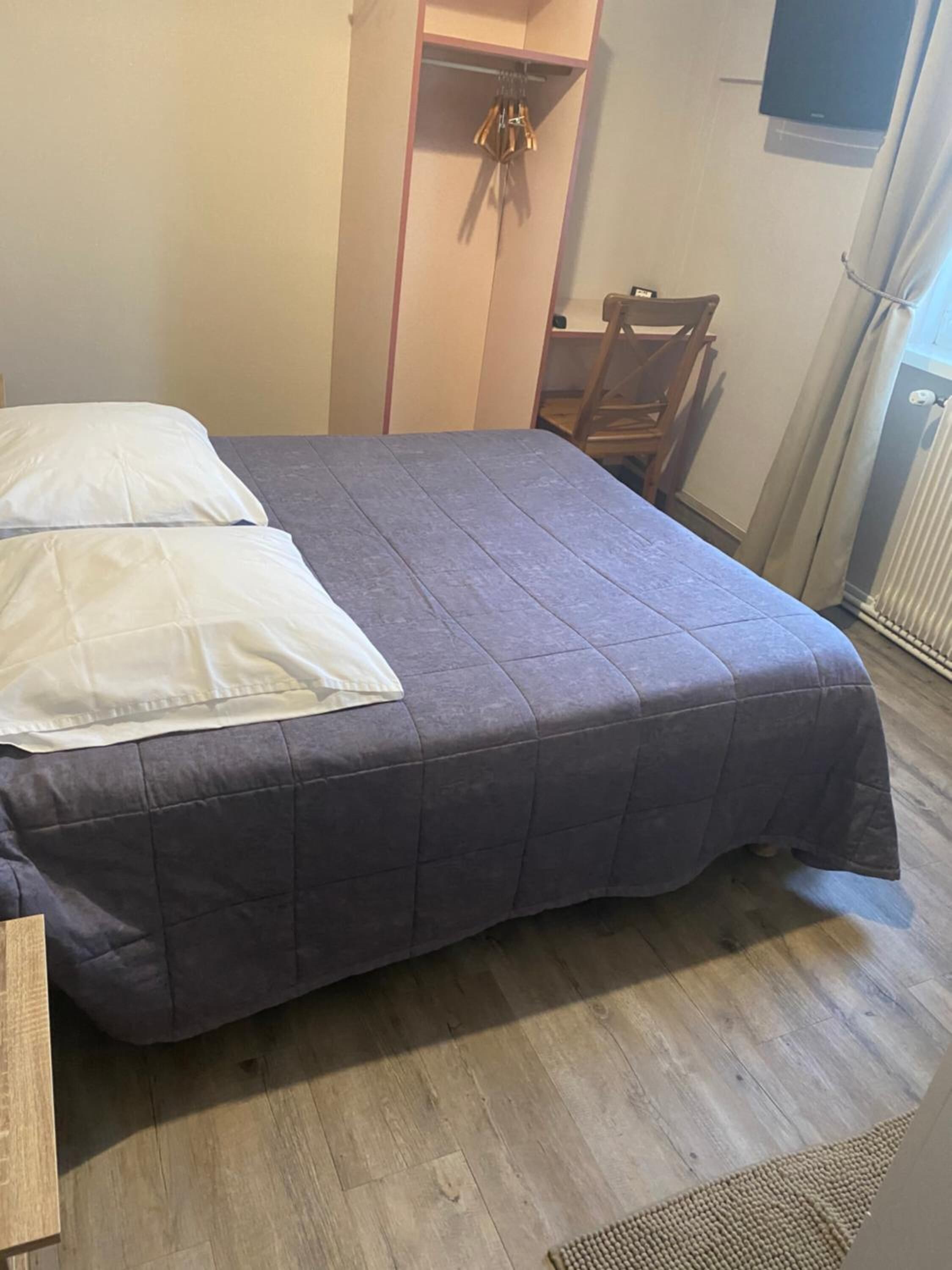 desk, free wifi, bed sheets