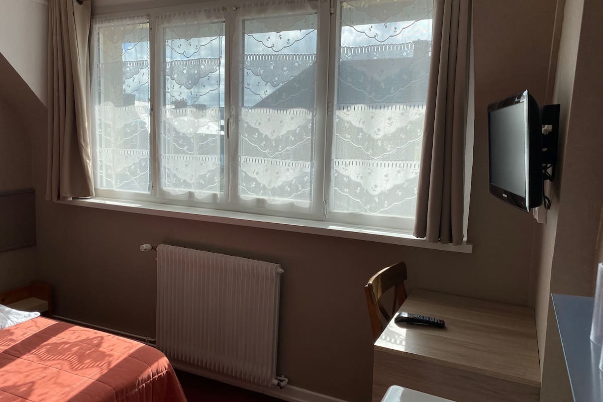 Eenvoudige tweepersoonskamer, gedeelde badkamer | Een bureau, gratis wifi, beddengoed