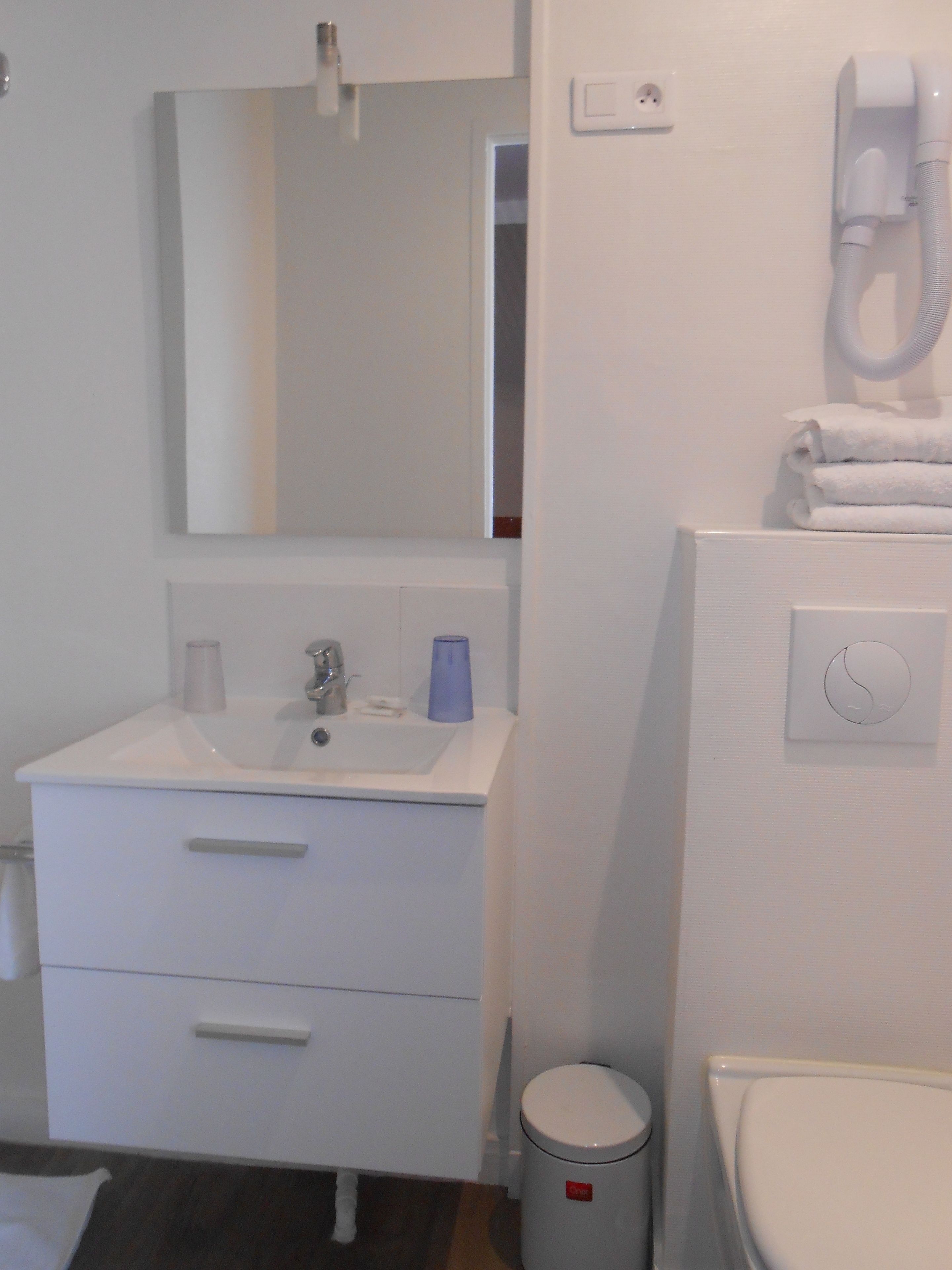 quadruple room, private bathroom | bathroom | shower, free toiletries, towels
