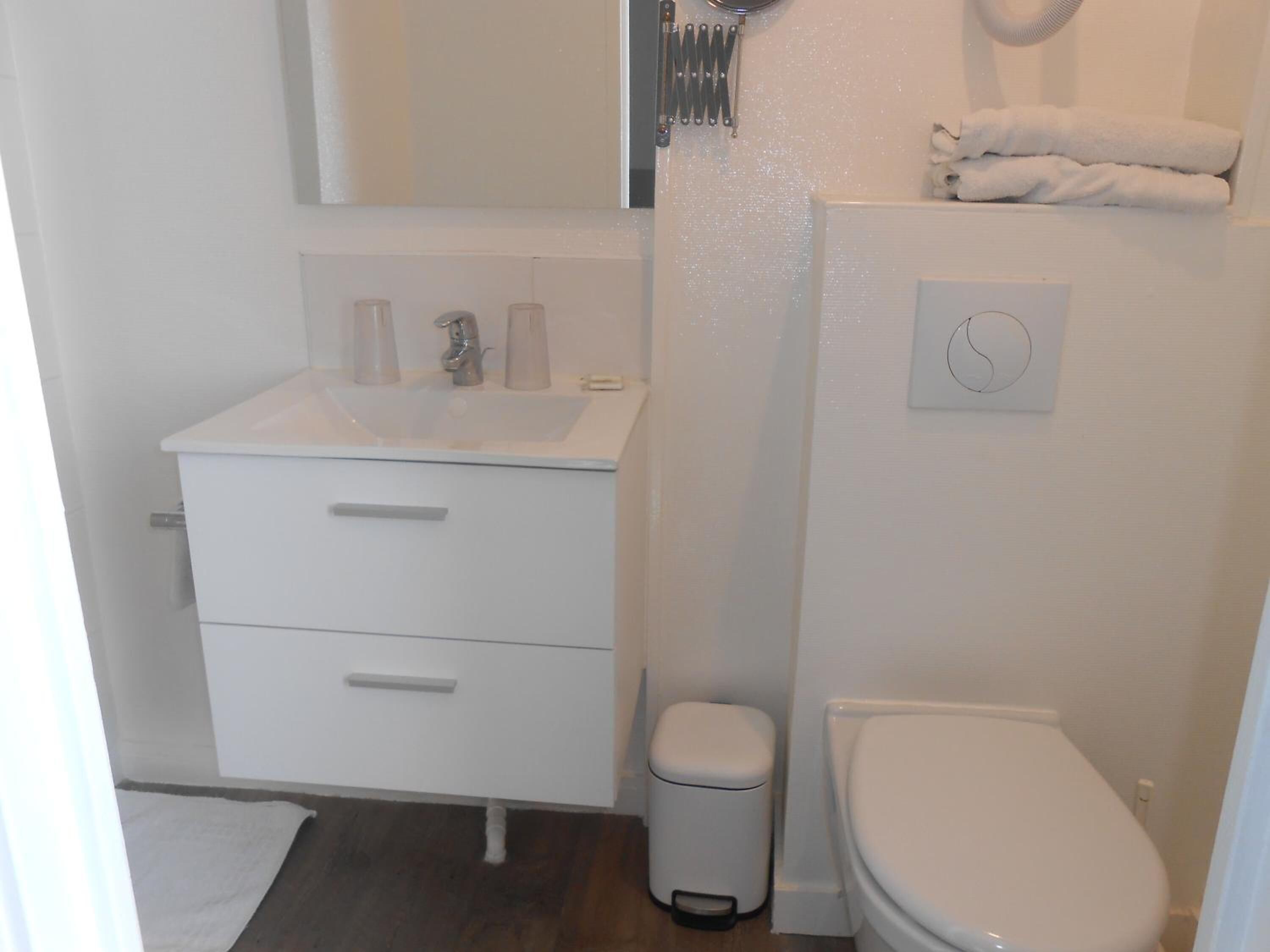 shower, free toiletries, towels