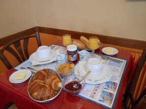 供應午餐和晚餐