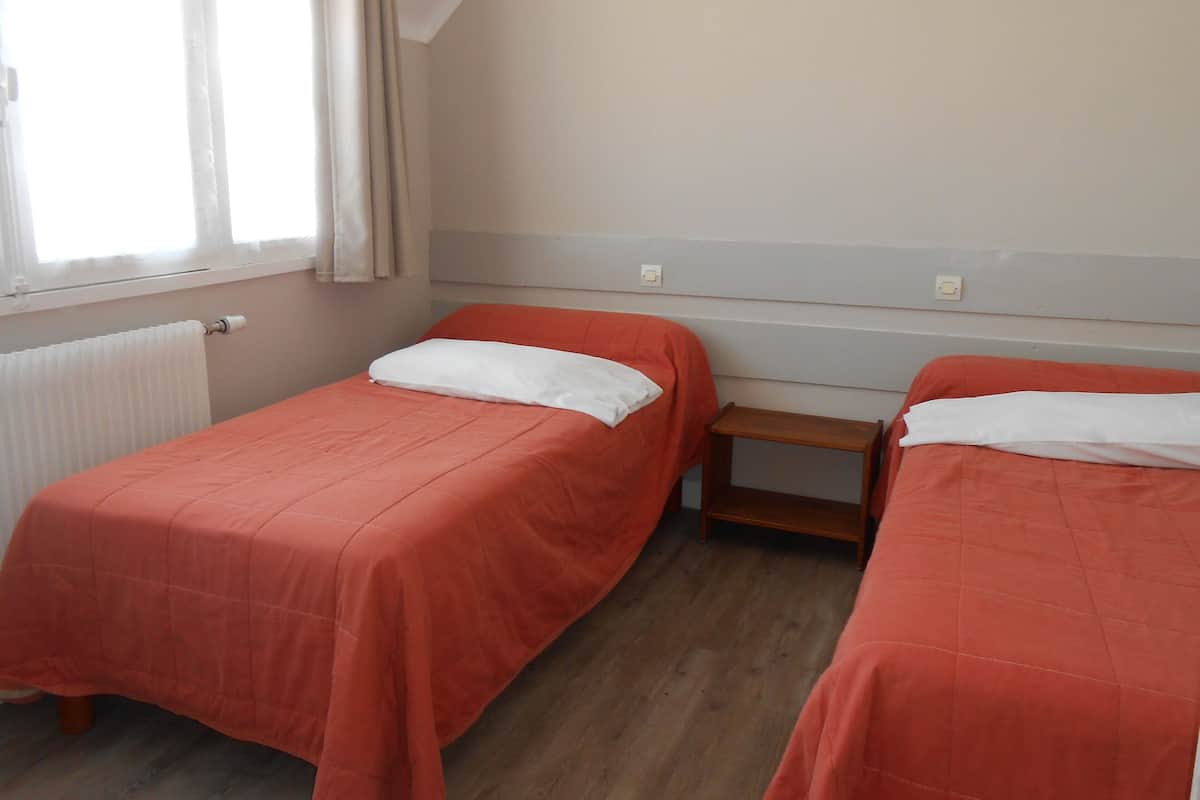 Kamer, 1 twee- of 2 eenpersoonsbedden, gedeelde badkamer | Een bureau, gratis wifi, beddengoed
