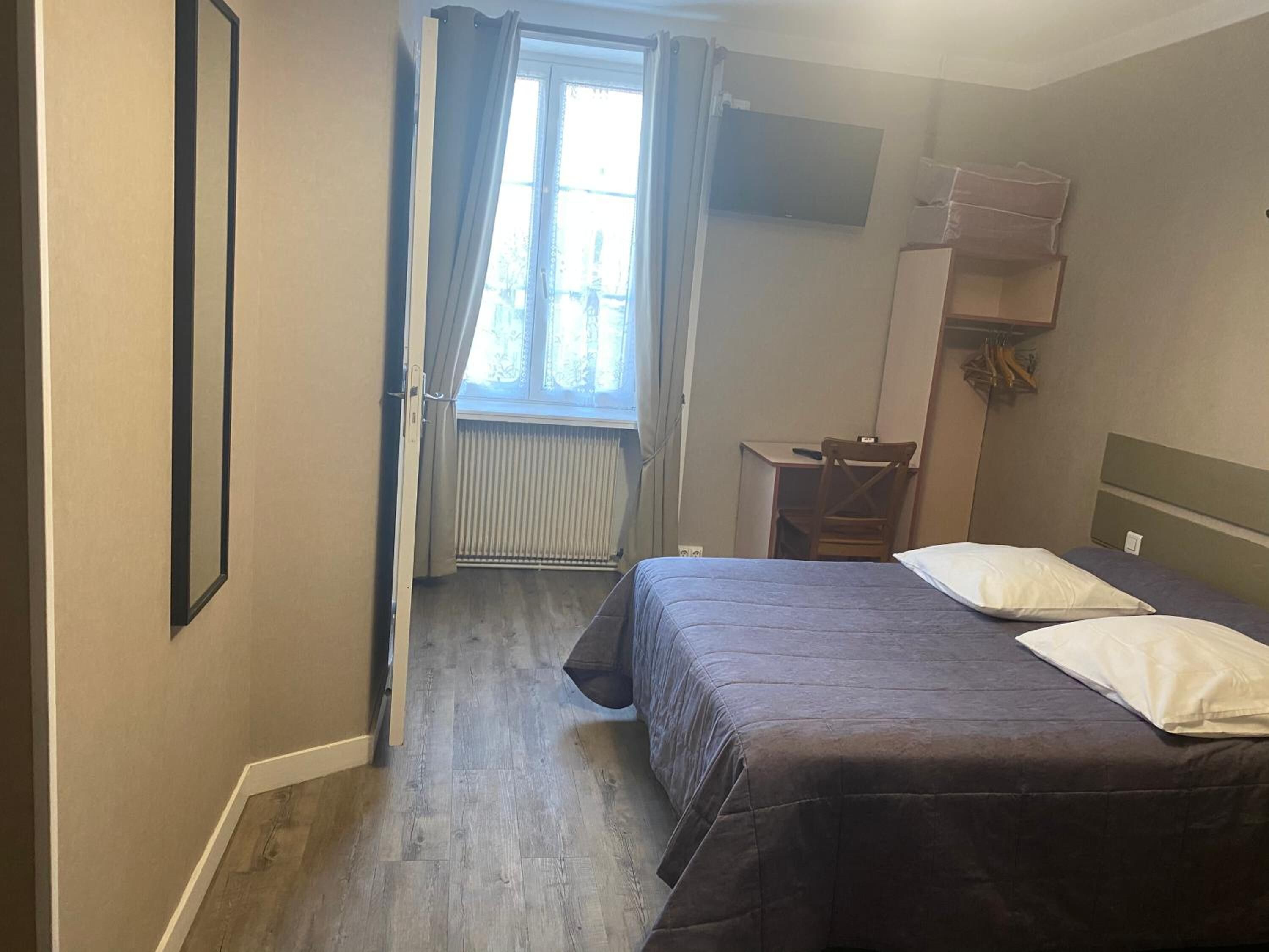 desk, free wifi, bed sheets