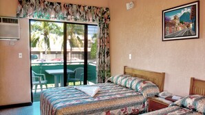 Una habitación de hotel con cama, escritorio y vistas al exterior.