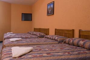 Standard Room (4 Double Beds) | Desk, free WiFi, bed sheets - Hotel Martita (Puerto San Jose)
