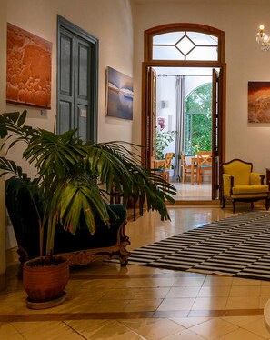 Se sirven desayunos, almuerzos y cenas; cocina local e internacional