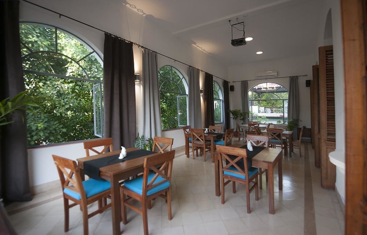 daily buffet breakfast (usd 10 per person)