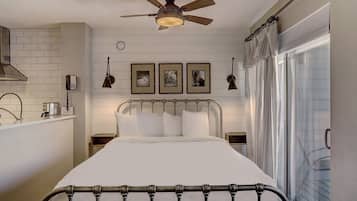 Studio | Iron/ironing board, cots/infant beds, free WiFi, bed sheets