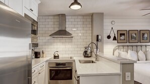 Studio | Eget kjøkken | Kaffetrakter/tekoker, kjøleskap, mikrobølgeovn og ovn