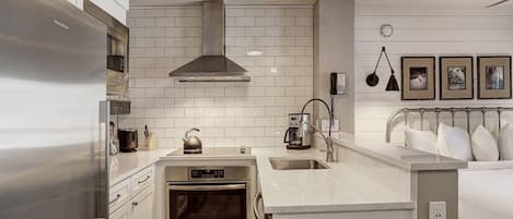 Studio | Private kitchen | Full-size fridge, microwave, oven, stovetop