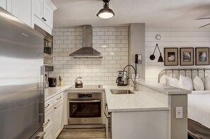 สตูดิโอ | ครัวส่วนตัว | ตู้เย็นขนาดใหญ่, ไมโครเวฟ, เตาอบ, เตาประกอบอาหาร