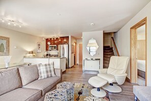 Appartement, 2 slaapkamers | Woonkamer | Een open haard en een dvd-speler