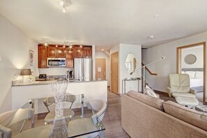 Condo, 2 Bedrooms