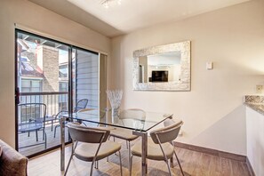 Condo, 2 habitaciones | Cocina privada | Refrigerador, microondas, horno y lavavajillas