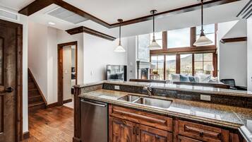 Condo, 3 Bedrooms | Private kitchen | Full-size fridge, microwave, oven, stovetop