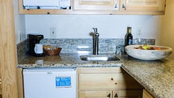 Studio | Privékeuken | Een koelkast, een microgolfoven, een koffiezetapparaat/waterkoker