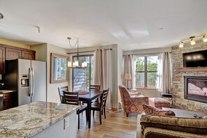 Studio | Eget kök | Stort kylskåp, mikrovågsugn, ugn och spishäll