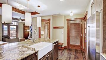 Estudio | Baño | Bañera, secador de pelo, toallas y champú