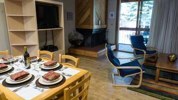 Condo, 3 Bedrooms | Ruang tamu | TV, pemain DVD