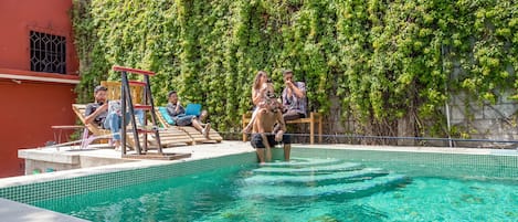 Una piscina al aire libre