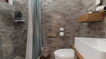 Suite + | Bathroom | Shower, towels