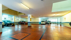 Eine mehrgeschossige Parkgarage mit mehreren parkenden Autos.